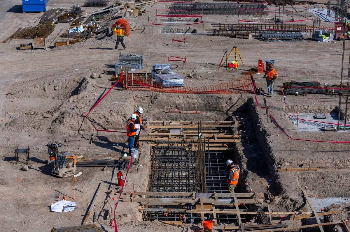 Un equipo de construcción trabaja en la construcción de dos hoteles durante el acto de coloca ...