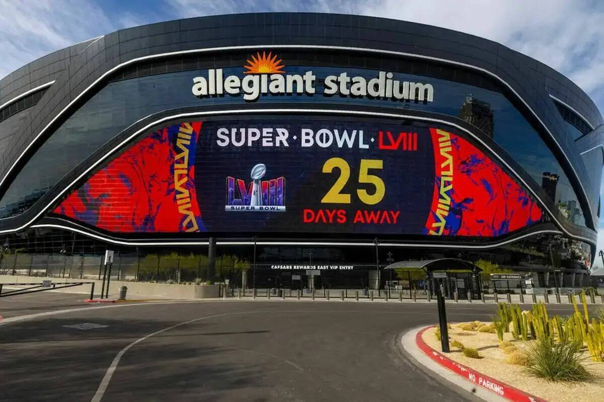 Se muestra un anuncio de la cuenta regresiva del Super Bowl en el Allegiant Stadium mientras co ...