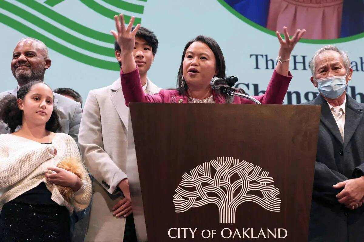 La alcaldesa de Oakland, Sheng Thao, pronuncia un discurso en el escenario con su familia en el ...