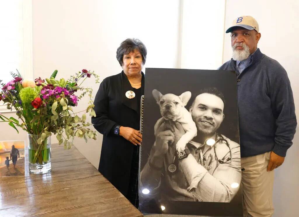 Tonnie Bivens y su esposa, Susan Hernández, posan con una fotografía de su hijo, el doctor Aa ...