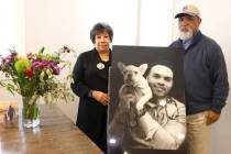 Tonnie Bivens y su esposa, Susan Hernández, posan con una fotografía de su hijo, el doctor Aa ...