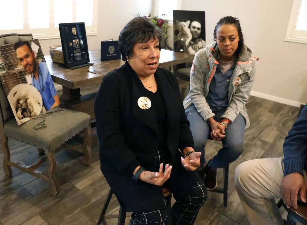 Susan Hernández, a la izquierda, madre del fallecido Dr. Aaron Bivens, habla de su hijo mientr ...