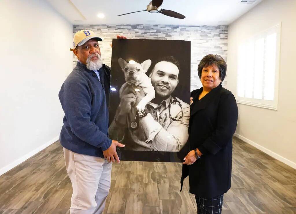 Tonnie Bivens y su esposa, Susan Hernández, sostienen una fotografía de su difunto hijo, el d ...