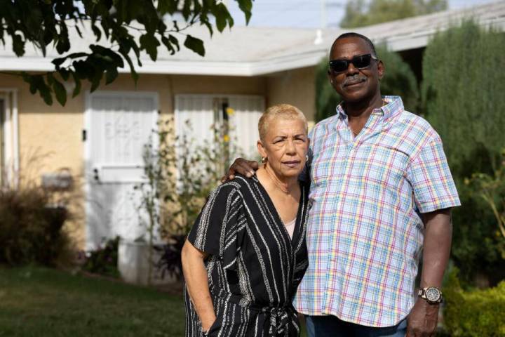 Robert Lee y su esposa, Verónica Gisendaner, afuera de su casa, el viernes 13 de octubre de 20 ...