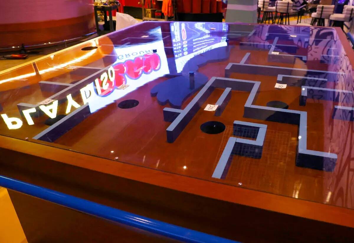 Biggle Ball mesa de juego se ve en Play Playground, un lugar colorido interactivo no de juego, ...