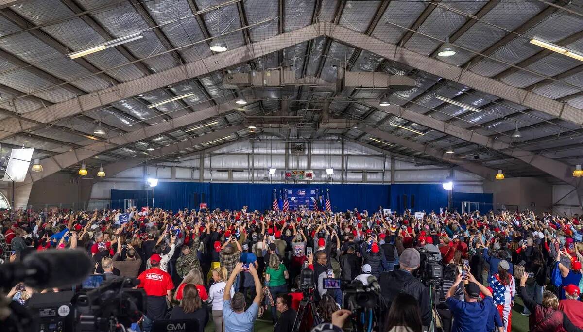 El candidato presidencial republicano, el expresidente Donald Trump, habla con la multitud que ...