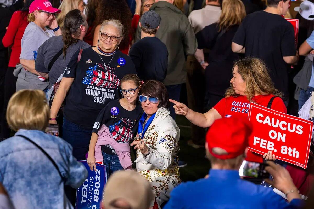 Simpatizantes se reúnen para una foto con Elvis mientras el candidato presidencial republicano ...