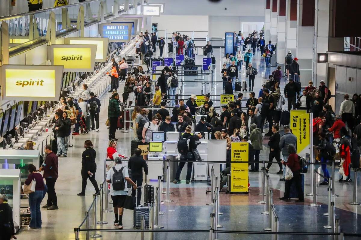 Clientes en las taquillas del Aeropuerto Internacional Harry Reid de Las Vegas, el domingo 19 d ...