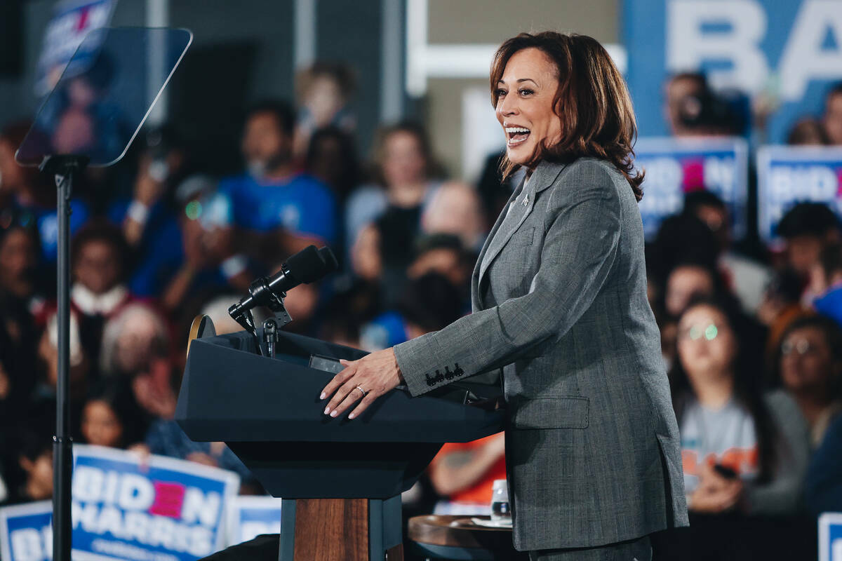 La vicepresidenta Kamala Harris habla ante una multitud durante un acto de campaña en IBEW Loc ...