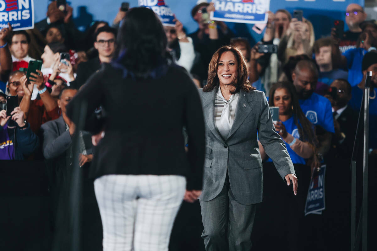 La vicepresidenta Kamala Harris sube al escenario en un acto de campaña en IBEW Local 357, el ...