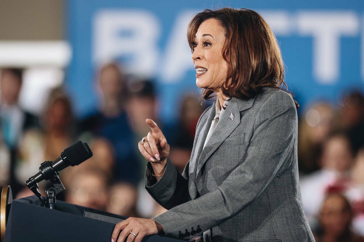 La vicepresidenta Kamala Harris habla ante una multitud durante un acto de campaña en IBEW Loc ...