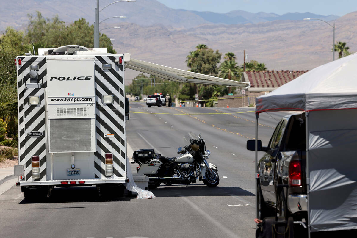 La policía de Las Vegas investiga la escena de un accidente mortal en North Tenaya Way cerca d ...