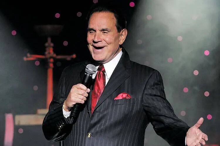 Rich Little, visto aquí en una presentación en el Riviera, recibió un cumplido de Nancy Reag ...