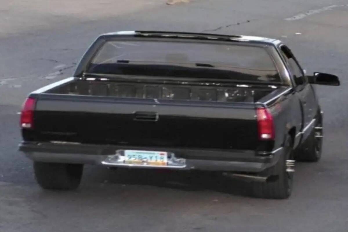 Una camioneta negra GMC Sierra de 1992 con cabina simple y placas vehiculares de Nevada 958Y18 ...