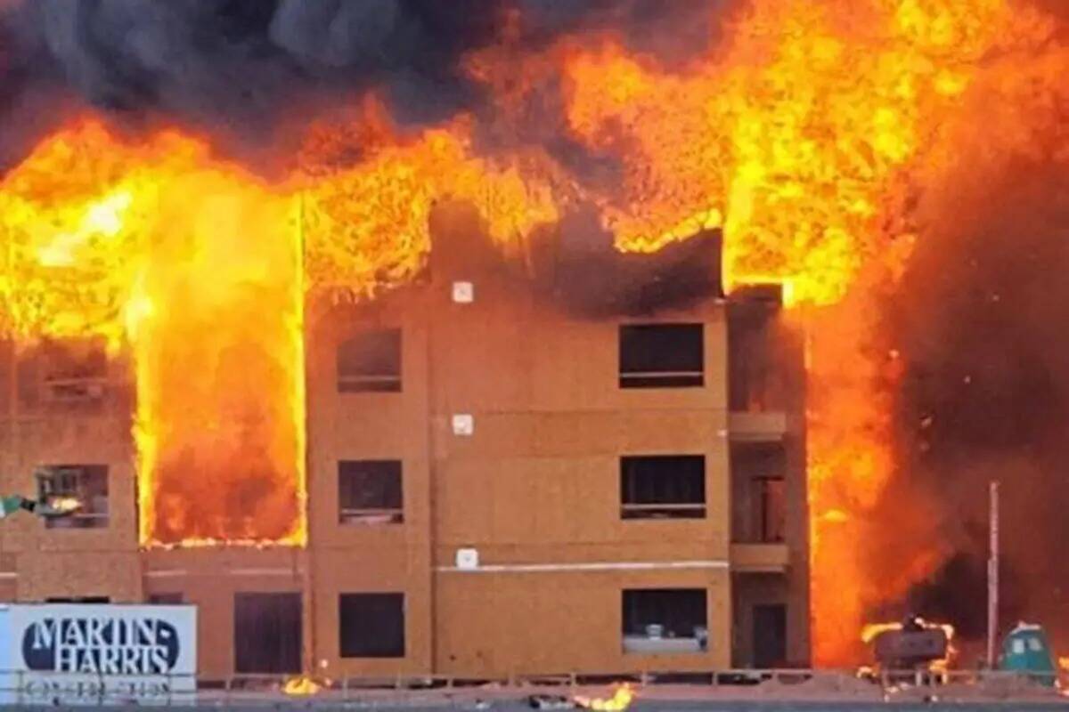 Un complejo de apartamentos en construcción arde cerca de Buffalo Drive y el 215 Beltway, el m ...