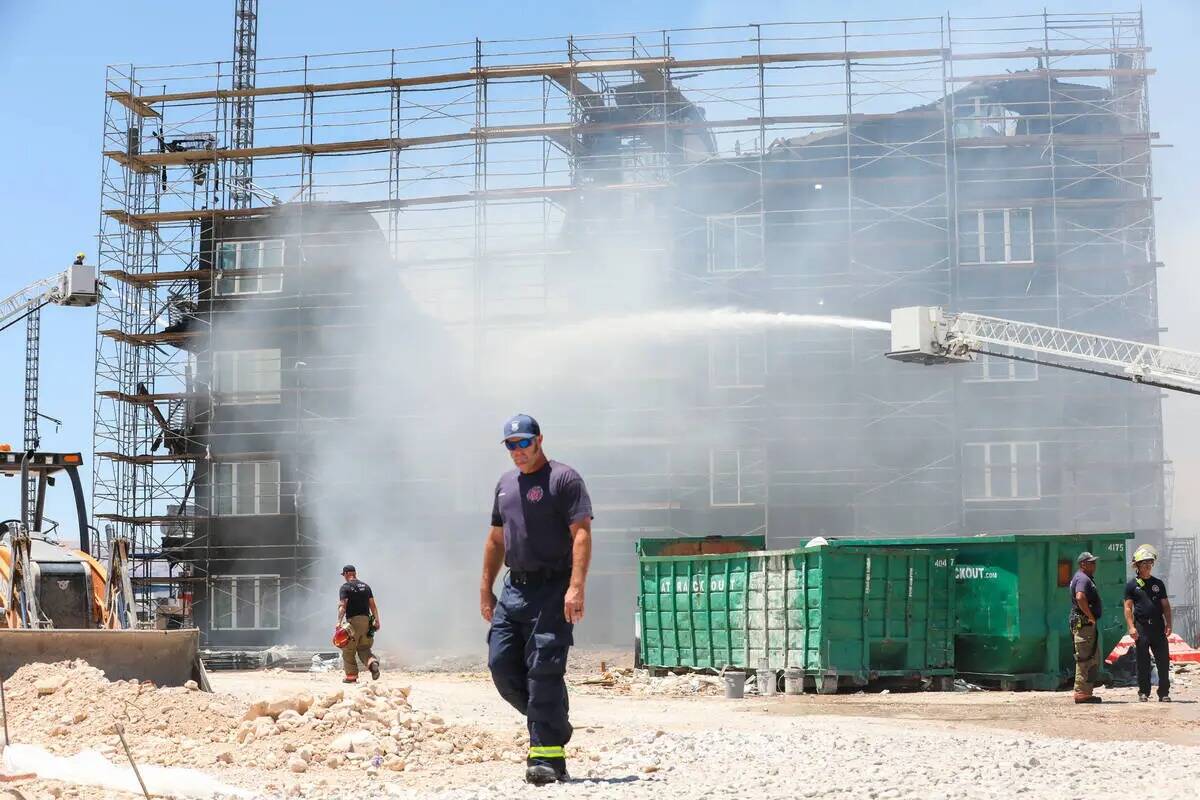 Bomberos trabajan en un incendio en un complejo de apartamentos en construcción en 8030 W. Mau ...