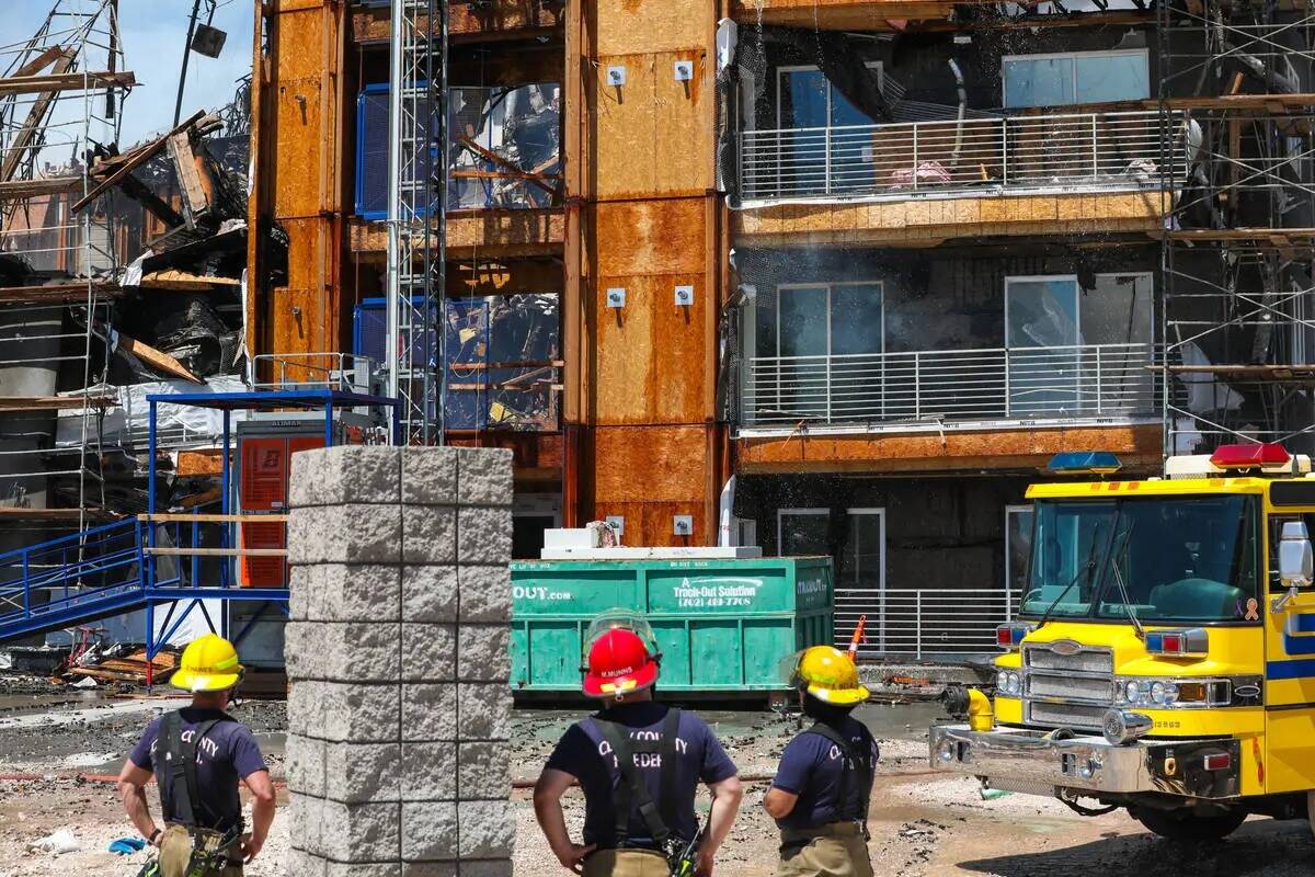 Bomberos trabajan en un incendio en un complejo de apartamentos en construcción en 8030 W. Mau ...