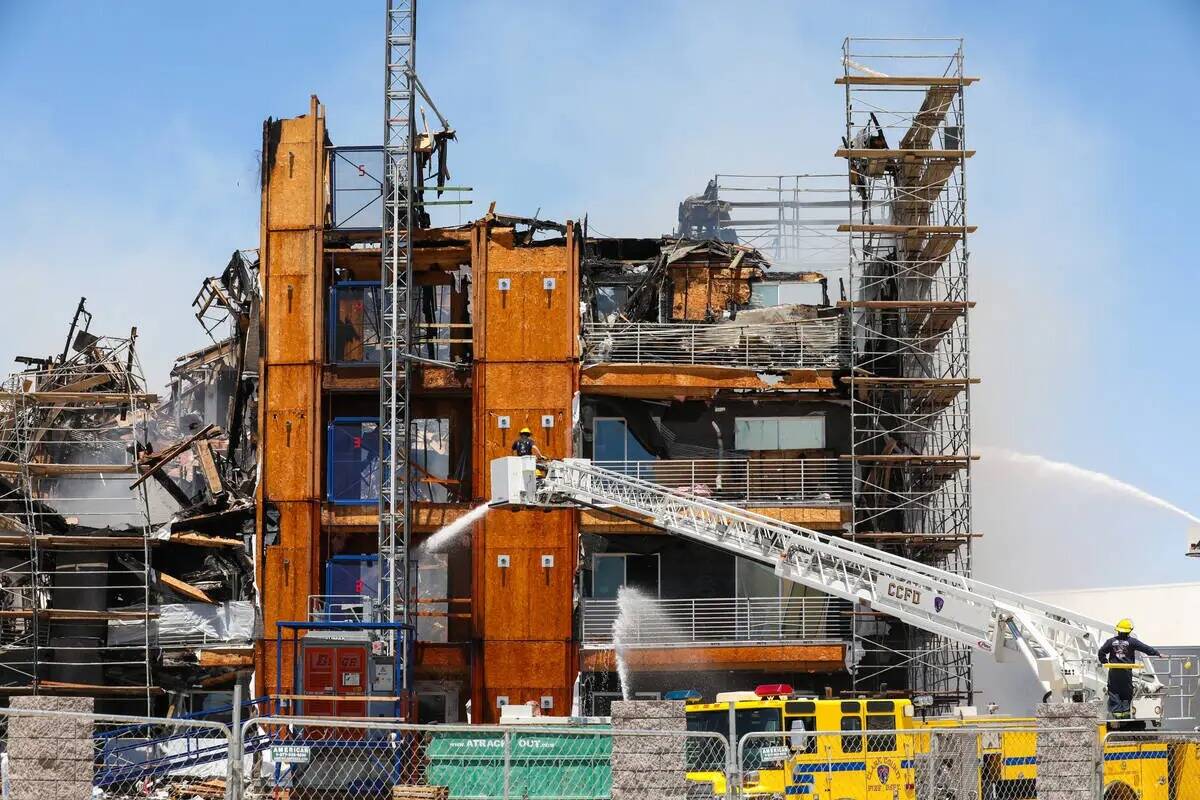 Bomberos trabajan en un incendio en un complejo de apartamentos en construcción en 8030 W. Mau ...