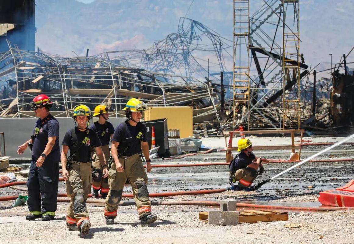 Bomberos trabajan en un incendio en un complejo de apartamentos en construcción en 8030 W. Mau ...