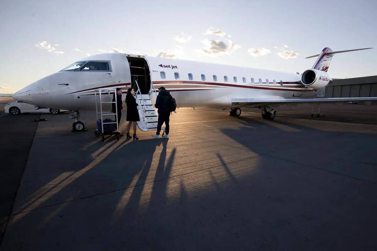 Pasajeros llegan de un vuelo de Set Jet durante un evento de inauguración de la nueva terminal ...