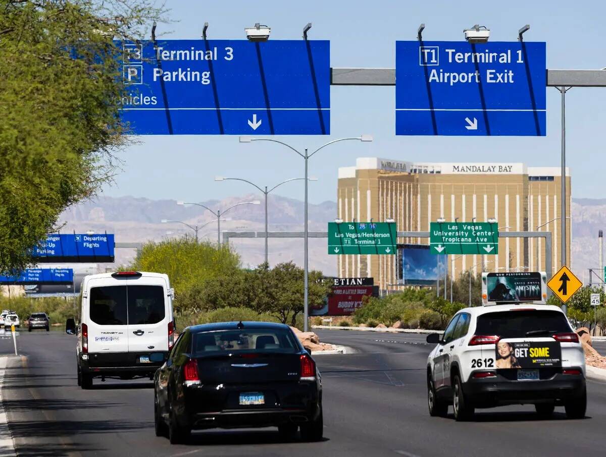 Una señal que dirige el tránsito a la Terminal 3 está colocada en el Aeropuerto Internaciona ...