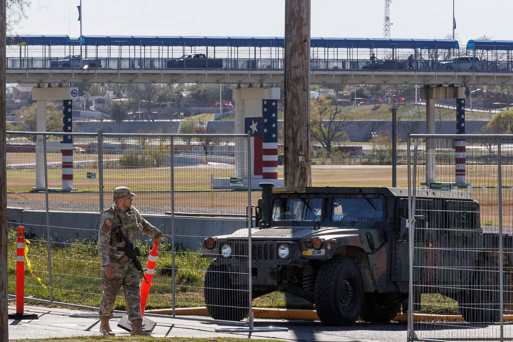 Agentes del Departamento de Seguridad Pública de Texas vigilan una entrada al Shelby Park, el ...