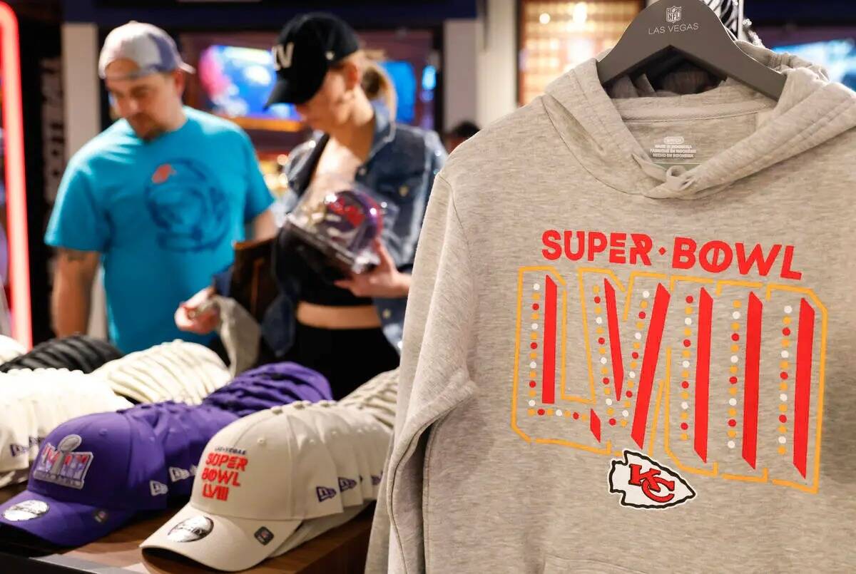 Mercancía del Super Bowl LVIII de los Kansas City Chiefs se muestran en la tienda de la NFL La ...