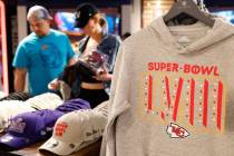 Mercancía del Super Bowl LVIII de los Kansas City Chiefs se muestran en la tienda de la NFL La ...
