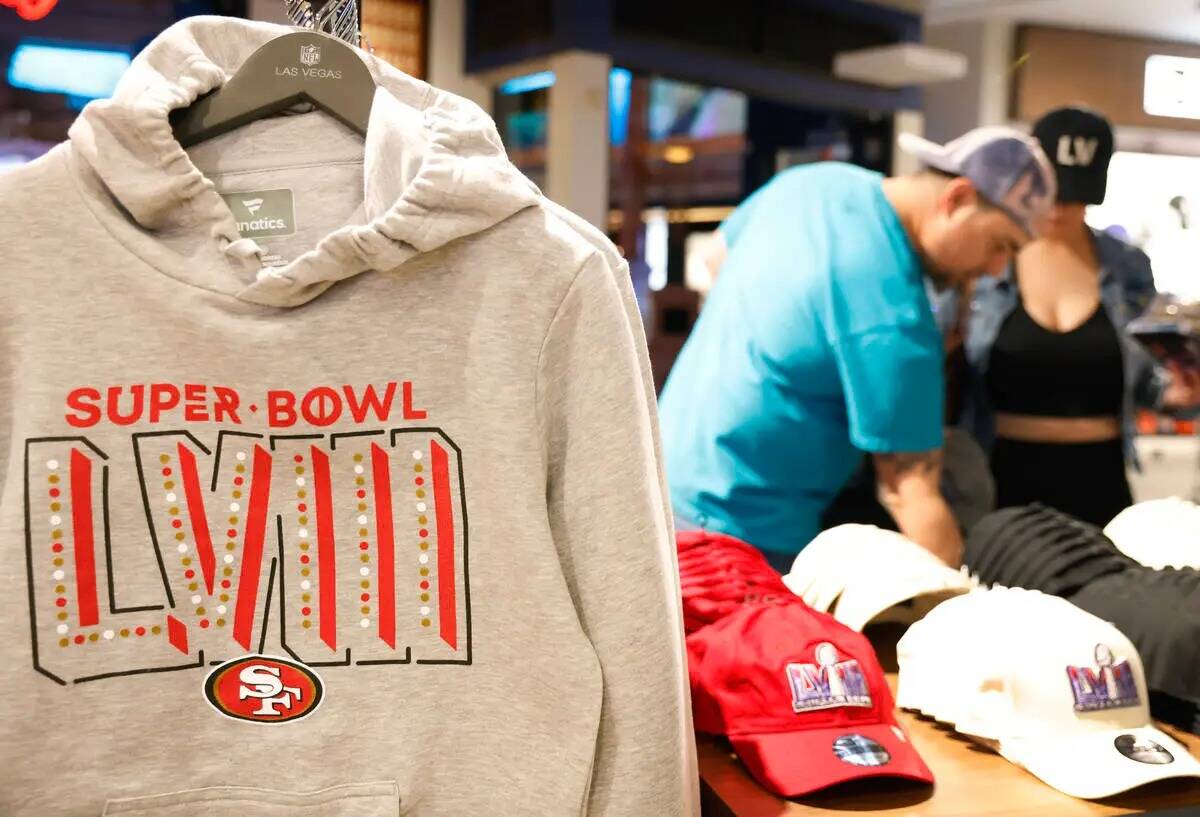 Mercancía del Super Bowl LVIII de los San Francisco 49ers se exhiben en la tienda de la NFL La ...