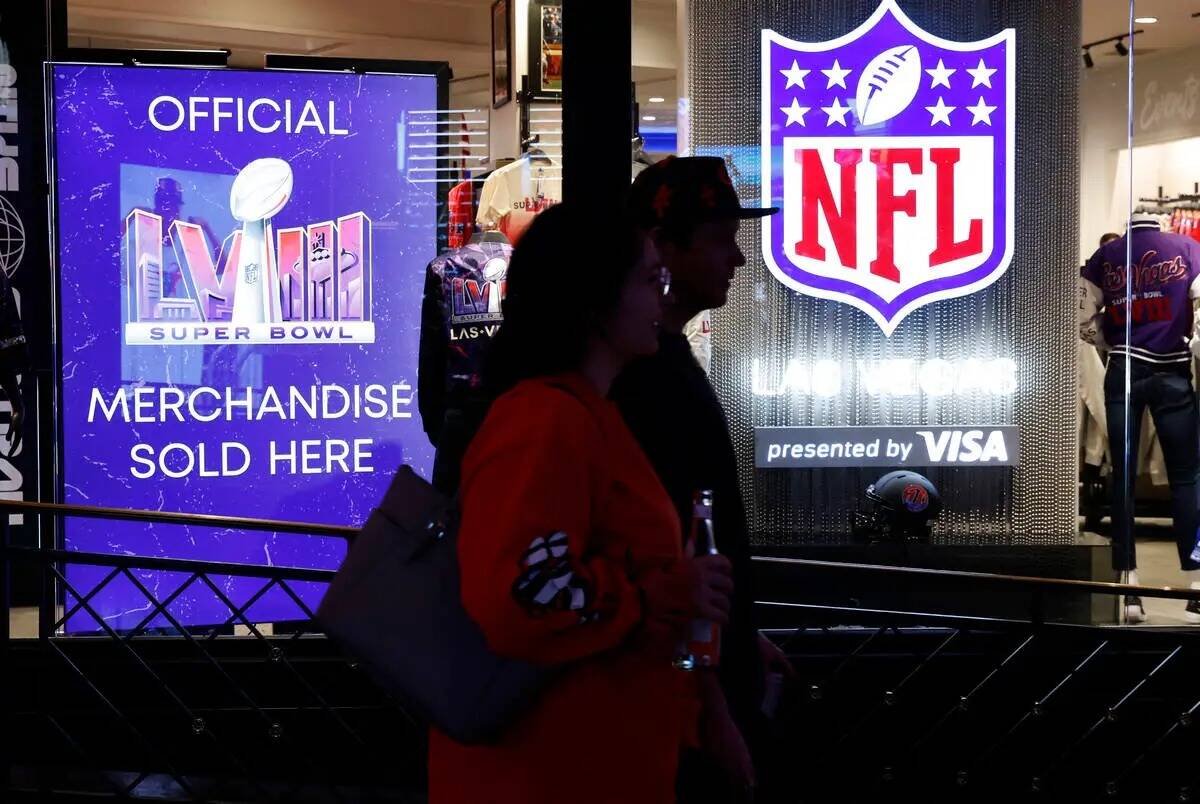 Los compradores pasan por delante de la tienda de la NFL Las Vegas en el Forum Shops, el martes ...