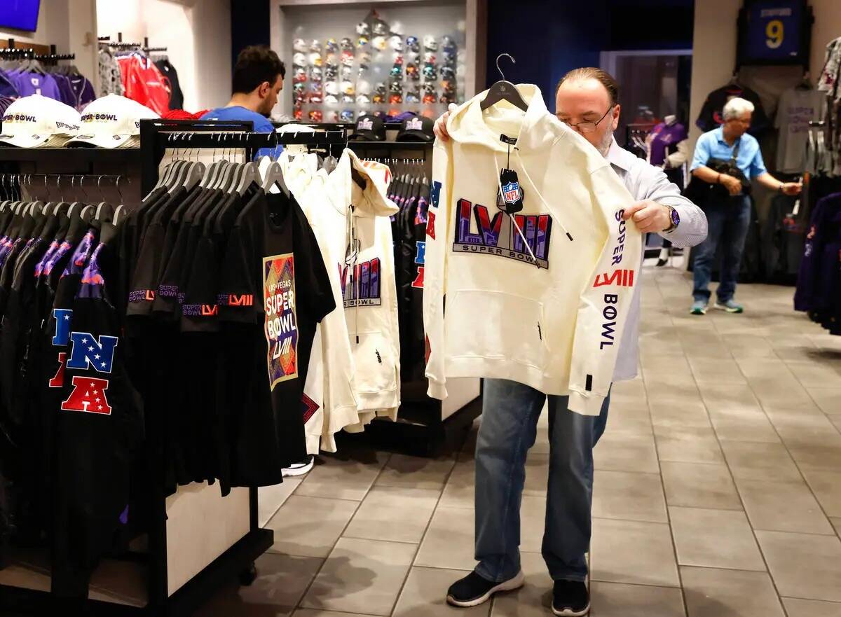Los compradores echan un vistazo a la mercancía del Super Bowl LVIII en la tienda de la NFL en ...