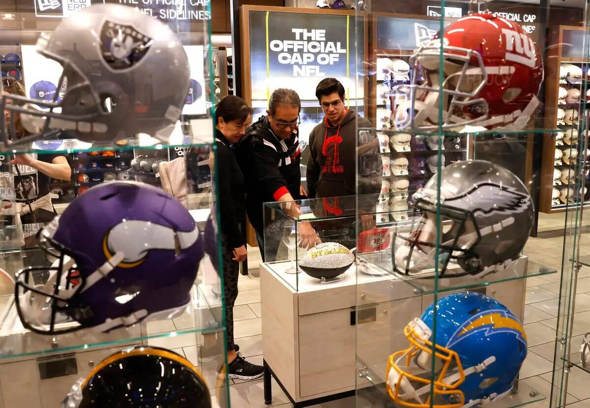 Los compradores echan un vistazo a la mercancía del Super Bowl LVIII en la tienda de la NFL en ...