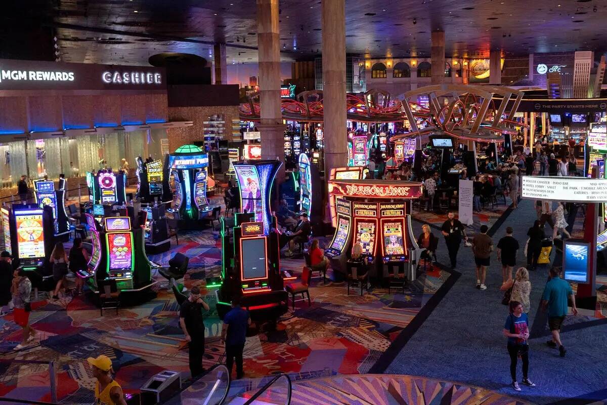 Los clientes se mueven por el piso del casino New York-New York el viernes 15 de septiembre de ...