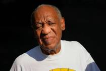 Bill Cosby reacciona frente a su casa en Elkins Park, Pensilvania, el miércoles 30 de junio de ...