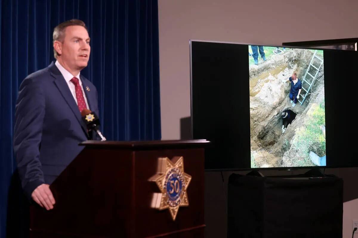 El teniente de Homicidios Jason Johansson muestra una foto de la exhumación del cuerpo de Thom ...