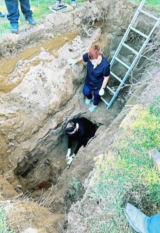 Esta es una foto sin fecha de la exhumación del cuerpo de Thomas Martin Elliott, quien según ...