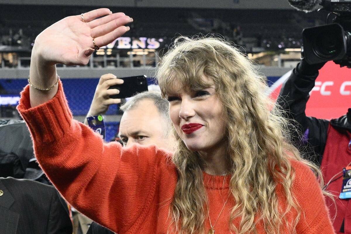 Taylor Swift saluda tras el partido de fútbol americano del Campeonato de la AFC de la NFL ent ...