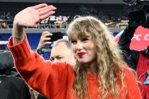 Taylor Swift saluda tras el partido de fútbol americano del Campeonato de la AFC de la NFL ent ...