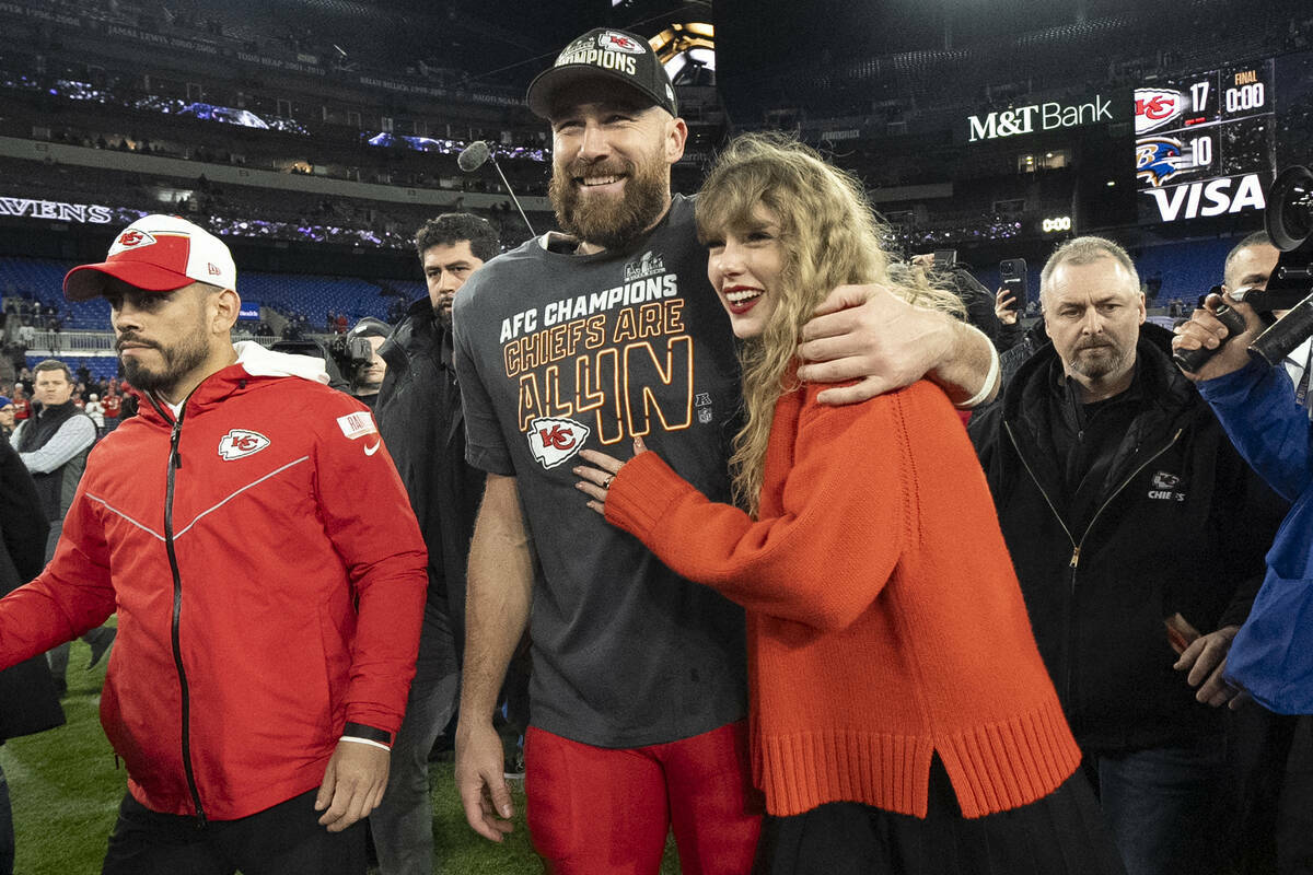 El tight end de los Kansas City Chiefs Travis Kelce camina con Taylor Swift tras el partido de ...