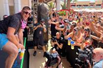 Rob Gronkowski enciende la corona durante la fiesta Gronk Beach en el Encore Beach Club en el S ...