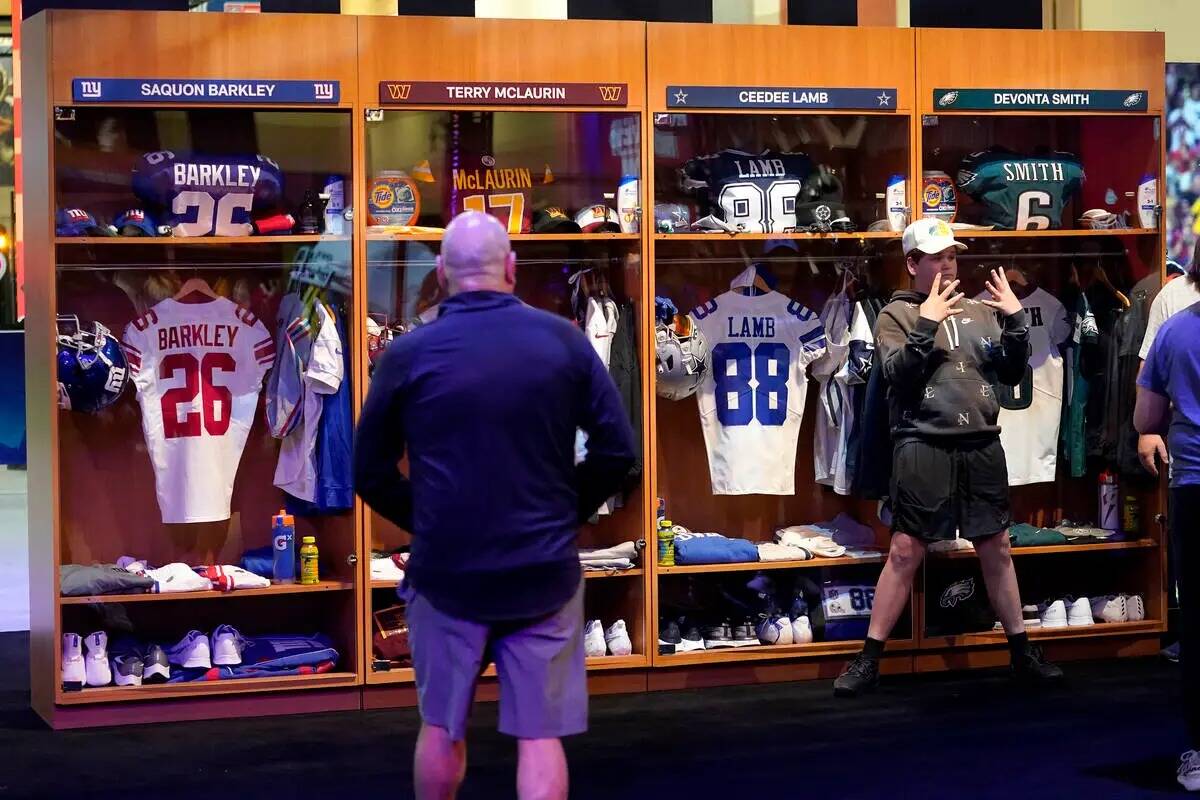 Fanáticos del fútbol americano de la NFL participan en la Super Bowl Experience, el sábado 4 ...