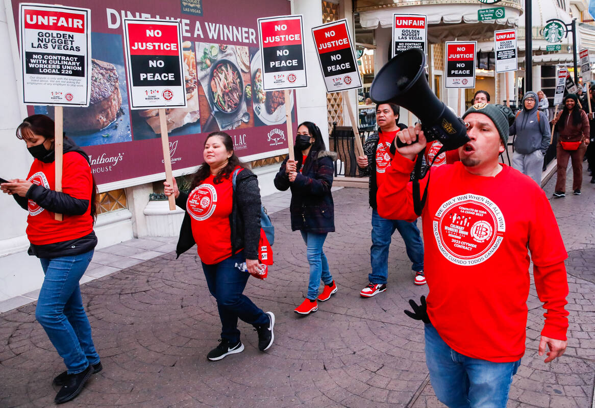 Miembros del Sindicato de la Culinaria frente al hotel y casino Golden Nugget el viernes 2 de f ...