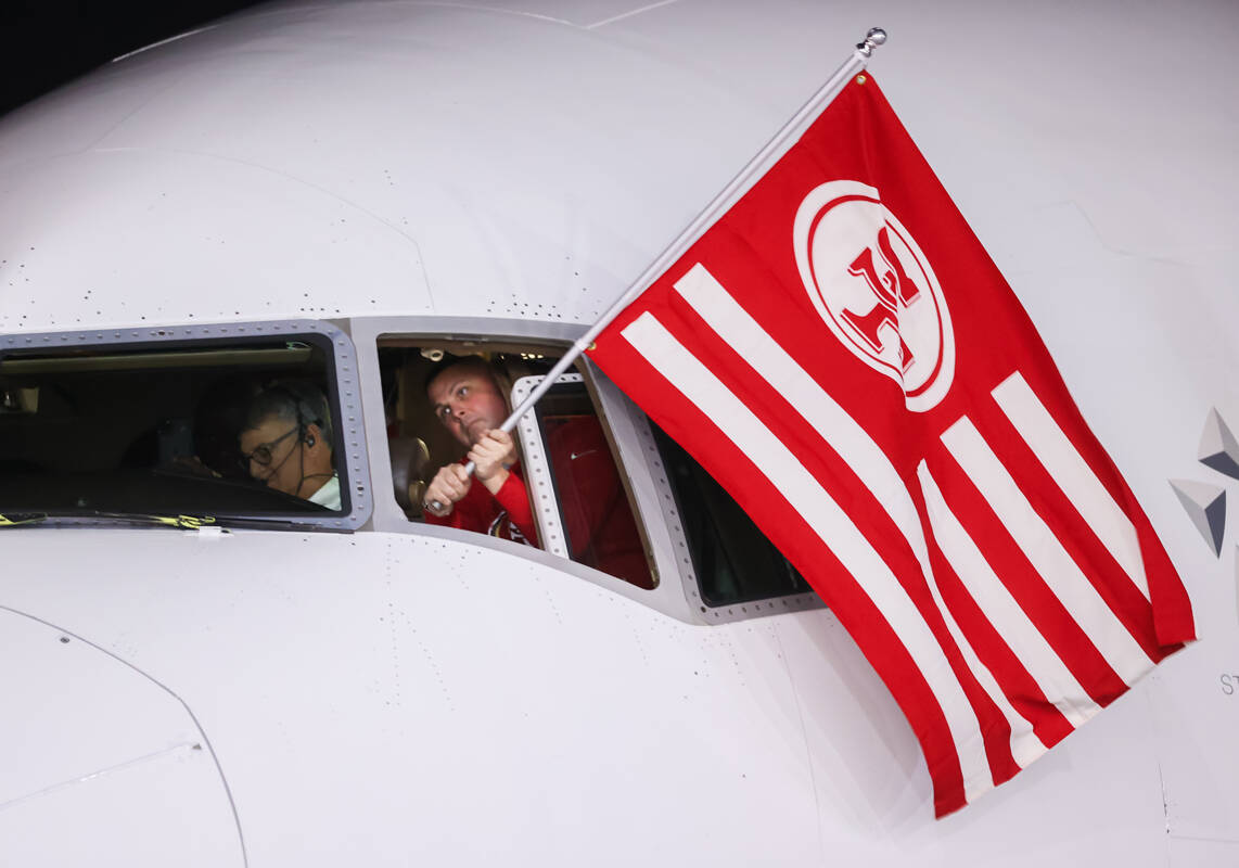 Los 49ers de San Francisco llegan al Aeropuerto Internacional Harry Reid el domingo 4 de febrer ...