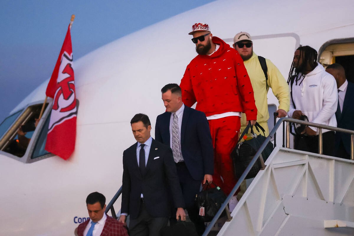 El ala cerrada de los Kansas City Chiefs, Travis Kelce, llega al Aeropuerto Internacional Harry ...