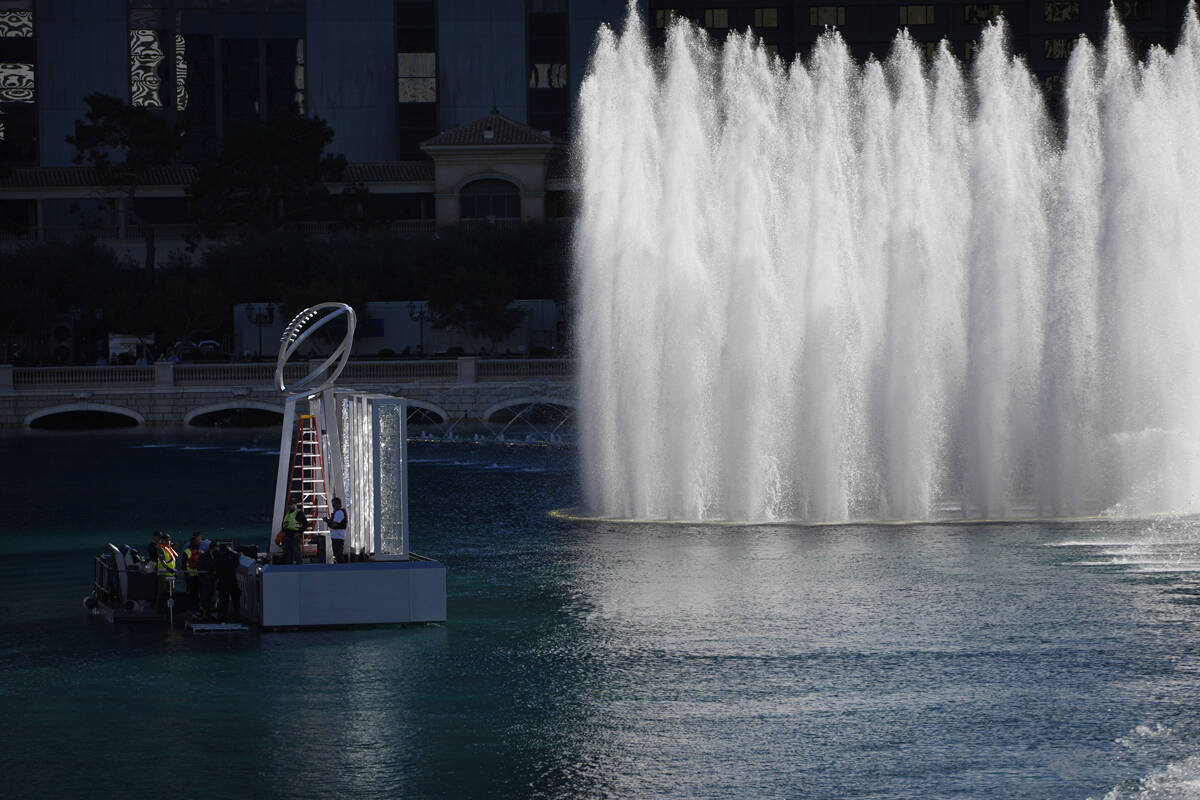 Trabajadores erigen una estatua del Trofeo Lombardi en las fuentes del Bellagio antes del Super ...