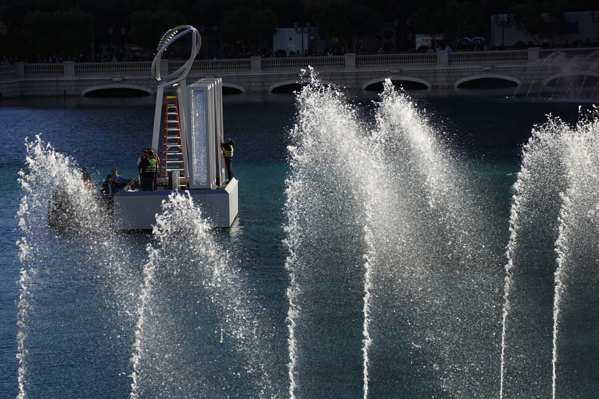 Trabajadores erigen una estatua del Trofeo Lombardi en las fuentes del Bellagio antes del Super ...