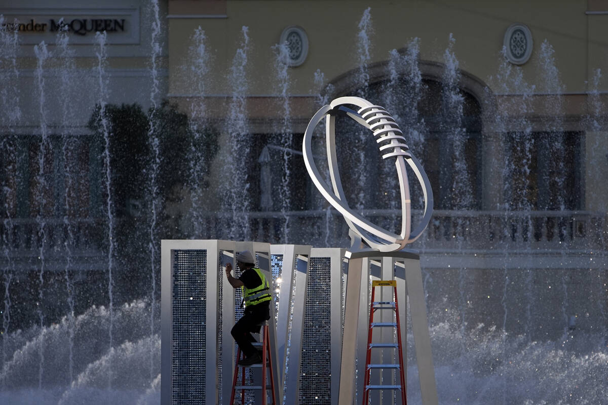 Trabajadores erigen una estatua del Trofeo Lombardi en las fuentes del Bellagio antes del Super ...