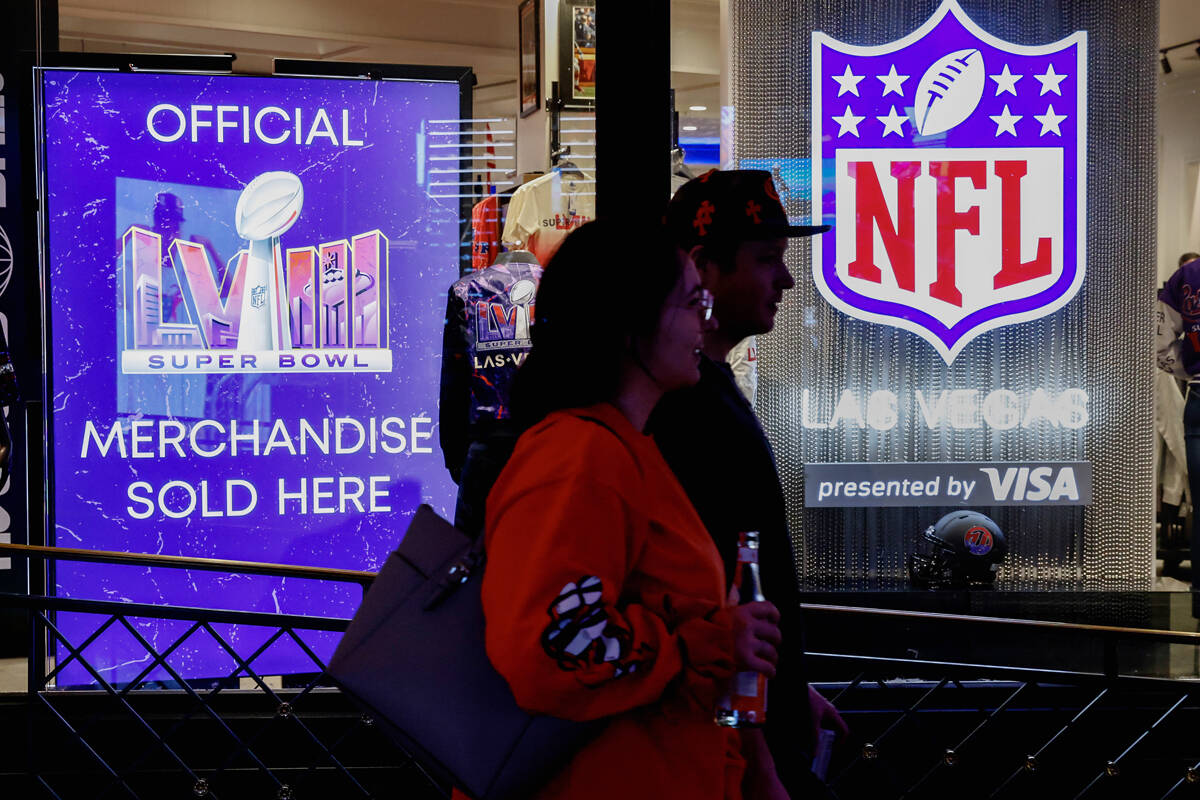 Compradores pasan por la tienda NFL Las Vegas en Forum Shop, el martes 30 de enero de 2024, en ...