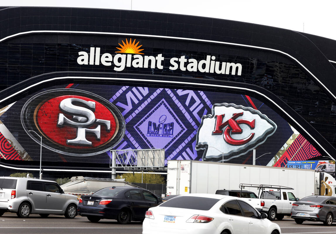 Se ve el Allegiant Stadium disfrazado para el Super Bowl mientras continúan los preparativos d ...