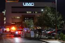 La policía se reúne afuera del University Medical Center después de que un oficial de metro ...